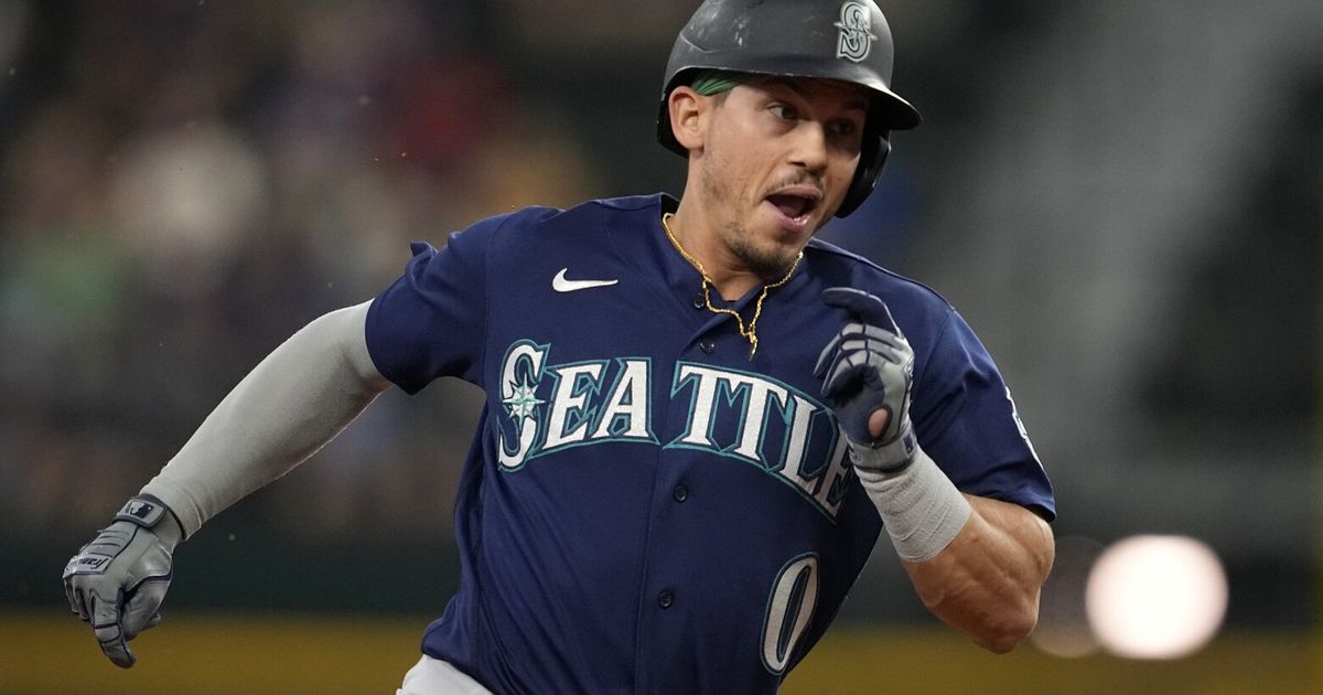 Mariners take AL West lead from Texas, beat Royals 3-2 behind