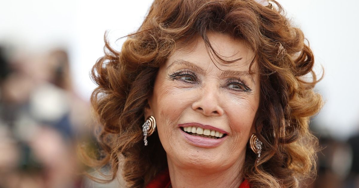 Film legend Sophia Loren has successful surgery after fracturing a leg in a fall at home, agent says