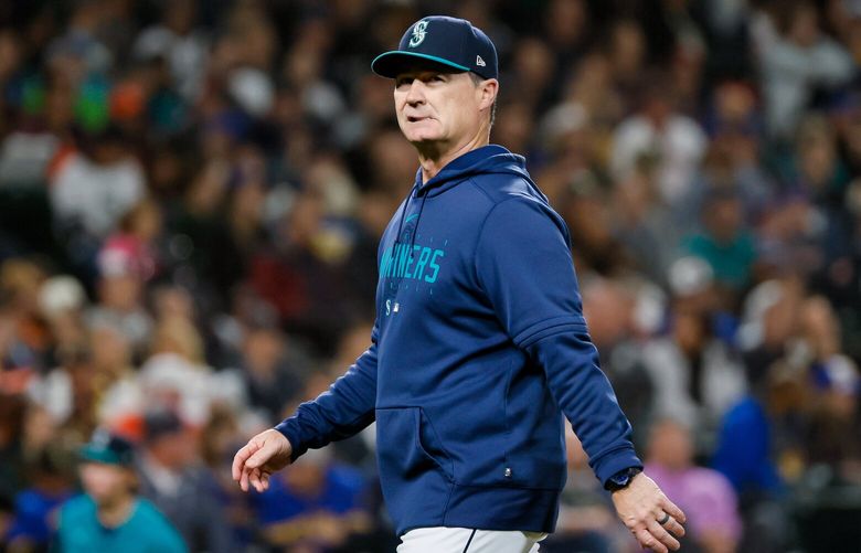 Seattle Mariners manager Scott Servais makes a face as he returns to the dugout after making a pitching change during the eighth inning Monday, Sept. 25, 2023 in Seattle. 225046