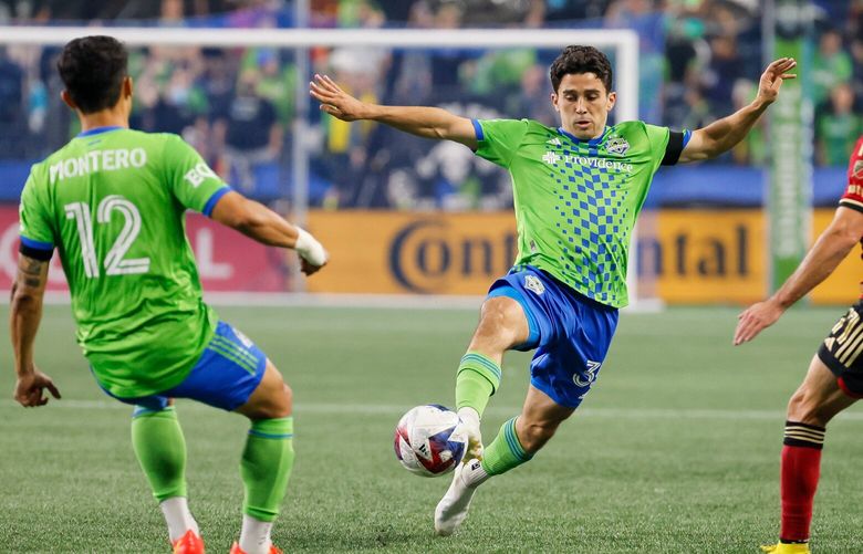 Seattle Sounders FC forward Paul Rothrock gets a foot on the ball ahead of Atlanta United FC defender Brooks Lennon during the second half. 224757
