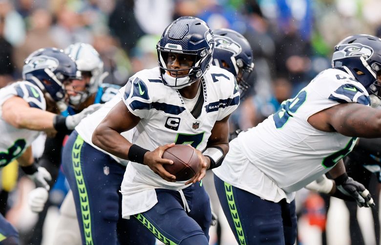 Seattle Seahawks quarterback Geno Smith looks to hand off during the fourth quarter Sunday, Sept. 24, 2023 in Seattle. 225054