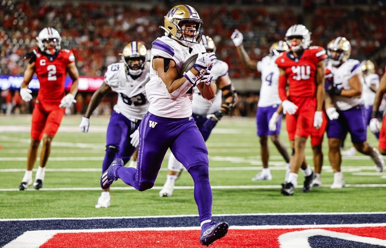 Will Nixon scores easily from the 5-yard line to give Washington a 21-7 lead over Arizona in the second quarter.  The 7th-ranked Washington Huskies played the Arizona Wildcats in Pac-12 Football Saturday, September 30, 2023 at Arizona Stadium, in Tucson, AZ 225085