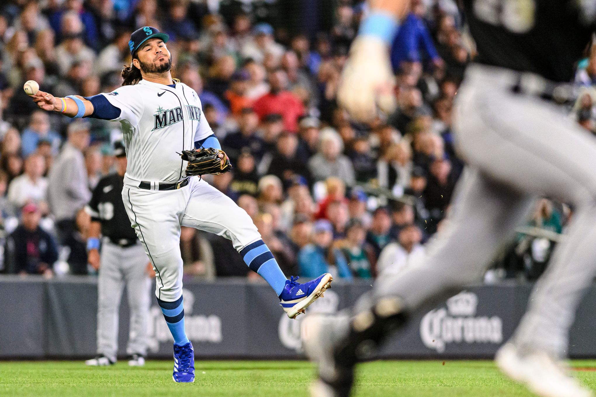 Mariners players, coaches ramp up campaign for Eugenio Suarez to