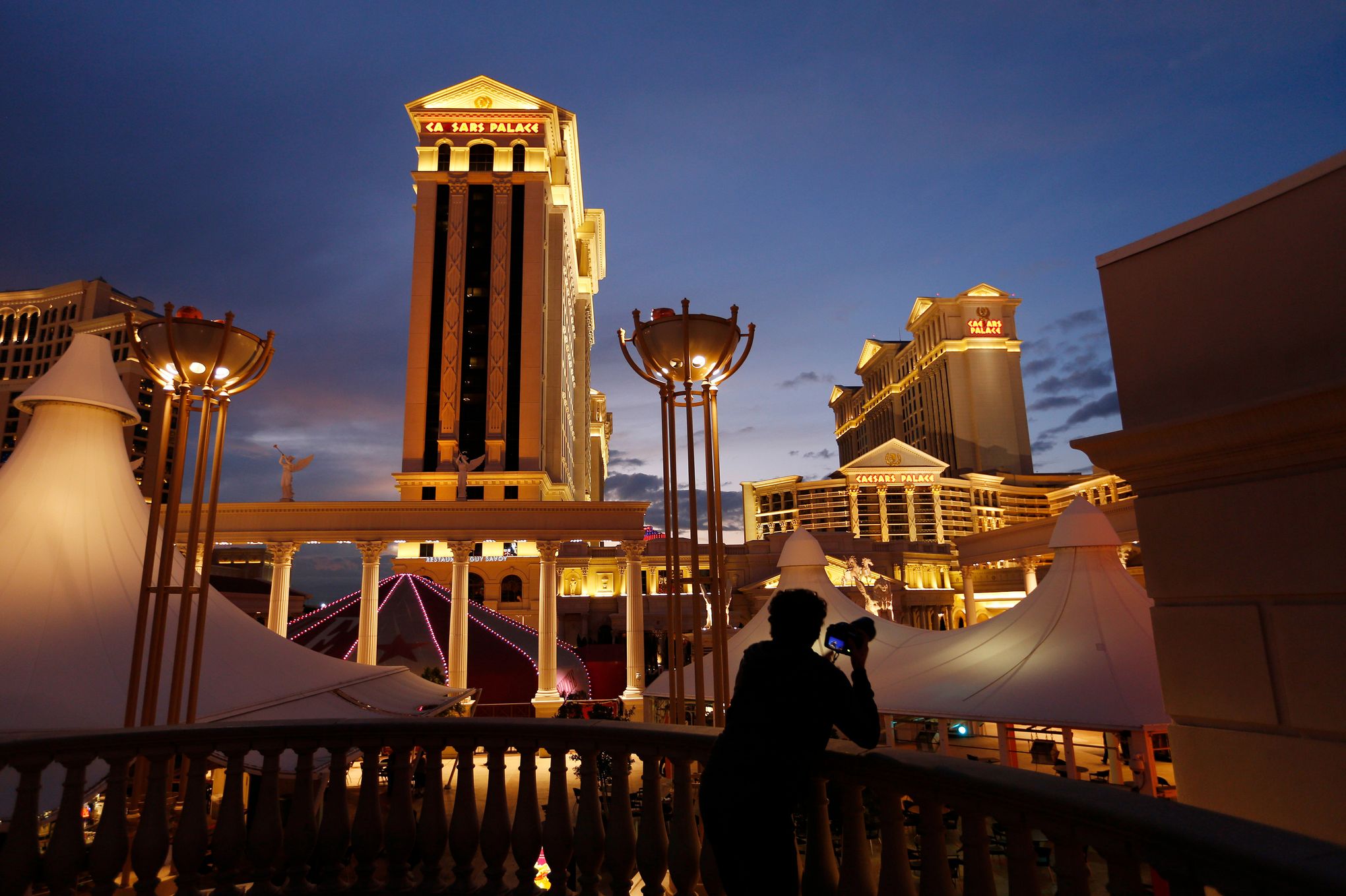 Las Vegas Casinos Reopen With $30-a-Night Rooms on the Strip - Bloomberg