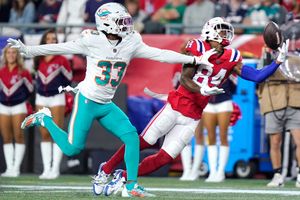 Mostert runs for 2 TDs as Dolphins hold off Patriots 24-17