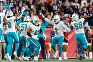 Mostert runs for 2 TDs as Dolphins hold off Patriots 24-17