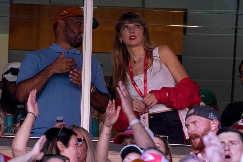 Travis Kelce on Taylor Swift: 'I threw the ball in her court