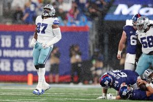 Dallas Cowboys obliterate error-prone New York Giants 40-0