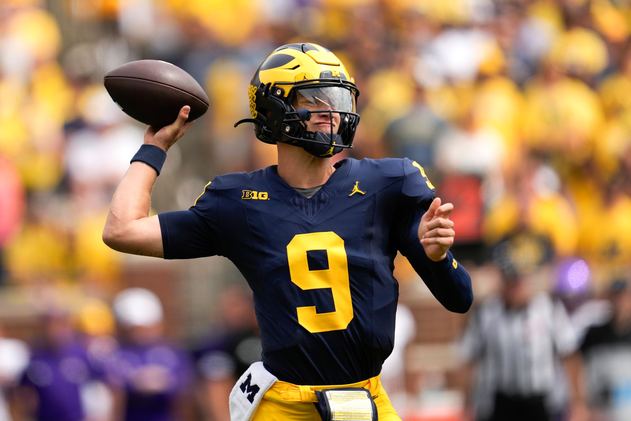 Michigan QB wears 'Free Harbaugh' shirt, leads tribute to