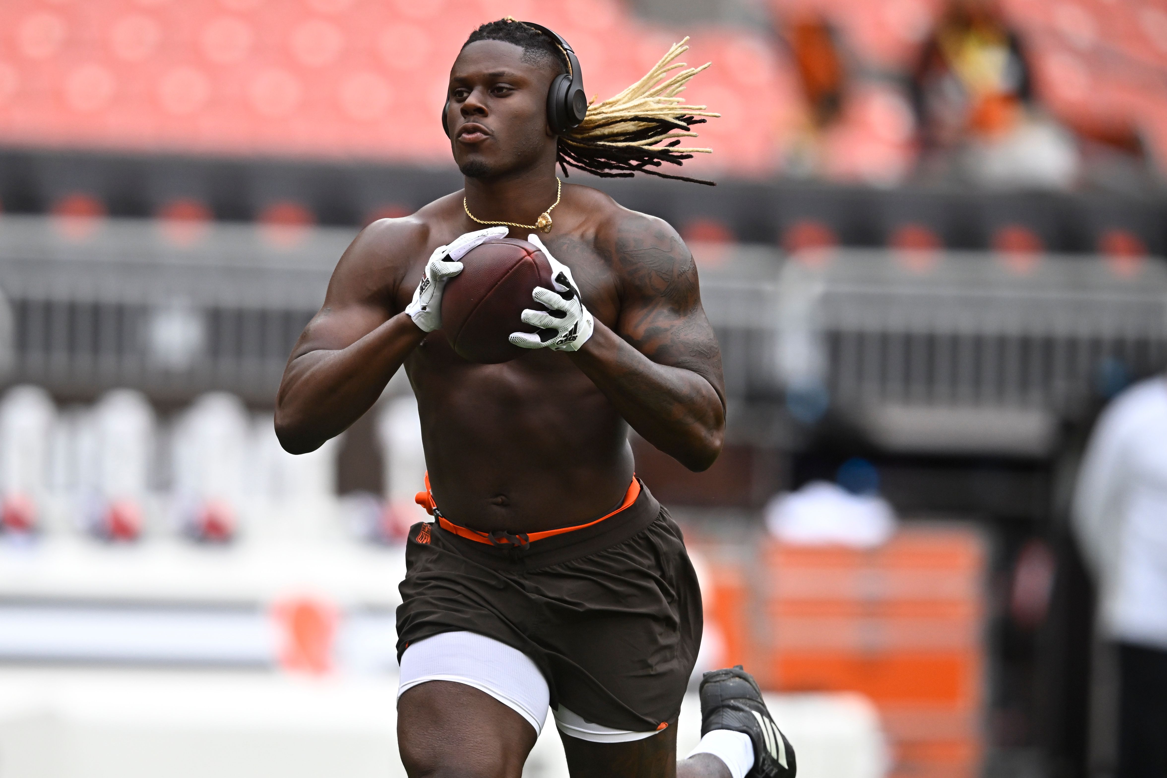 スポーツ選手 fire Cleveland Browns tight end David Njoku burned on face, arm in home