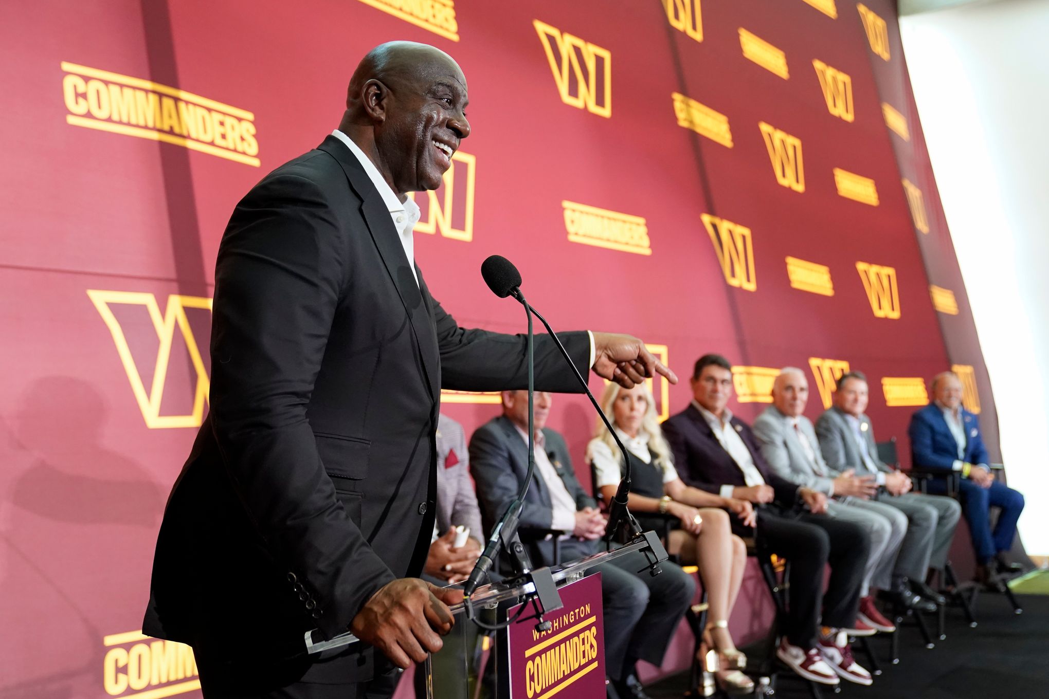 Magic Johnson meets with Washington Commanders players for the