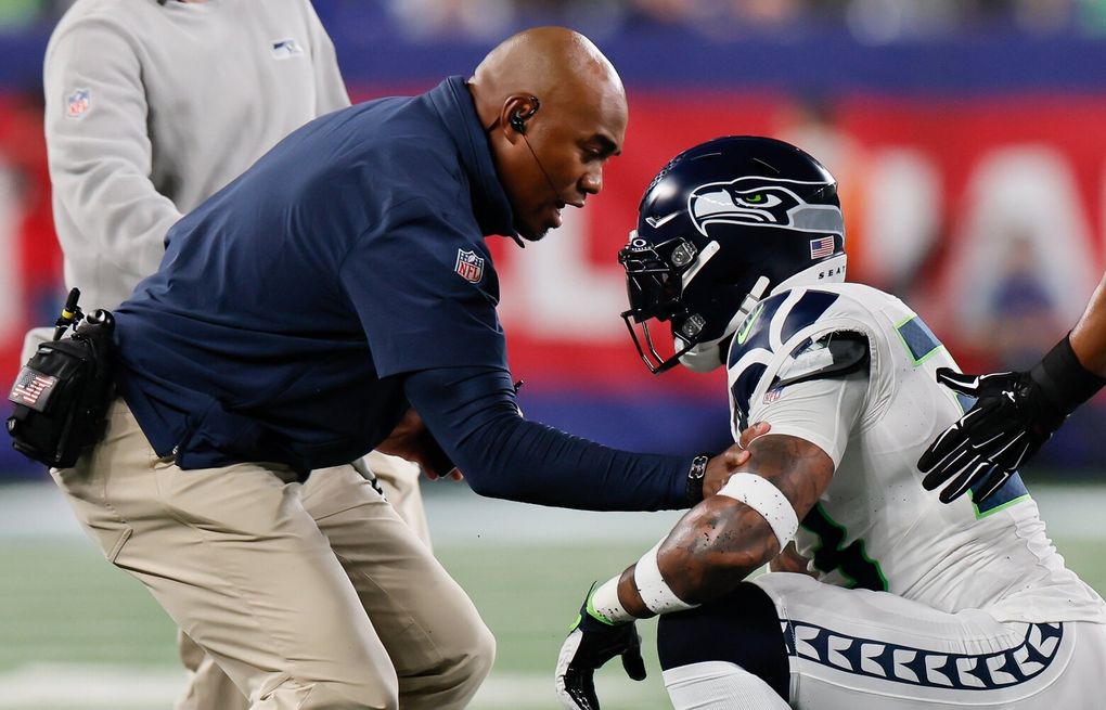 Seahawks' Jamal Adams yells at NFL official after leaving game with injury