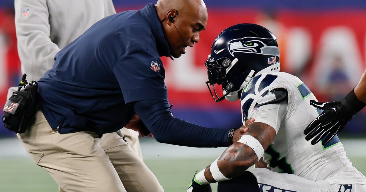 Seahawks' Jamal Adams yells at NFL official after leaving game with injury