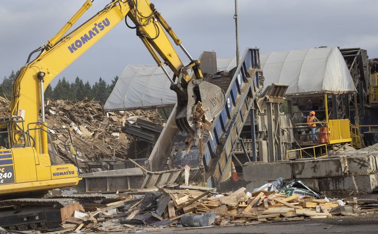 King County is one of the only jurisdictions in the state that bans landfilling of some construction and demolition debris, including clean wood. DTG Recycle’s Snohomish plant is one of the places where waste wood is processed into hog fuel and landscaping mulch. (Ellen M. Banner / The Seattle Times)