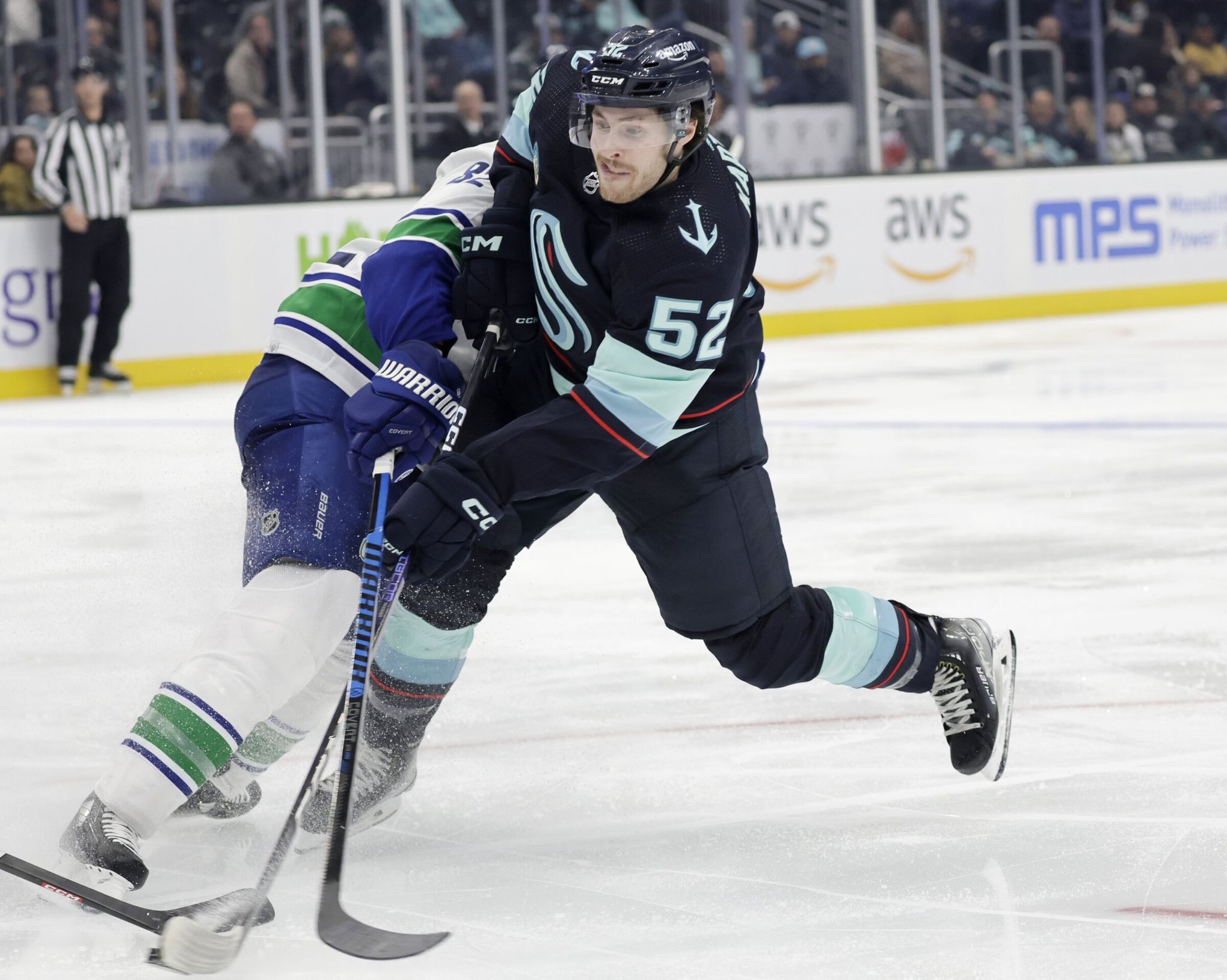 Brandon Tanev was rocking a seriously questionable clear tape job at Kraken  camp - Article - Bardown