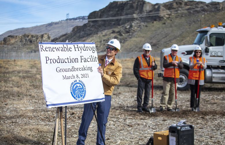 Douglas County
Public Utility District General Manager Gary Ivory, holds a sign where a renewable hydrogen facility could be operating next year at this site in a former apple orchard near East Wenatchee. PUD commissioners are in the back ready with shovels. From left, Ron Skagen, Aaron Viebrock and Molly Simpson. (Steve Ringman / The Seattle Times, 2021)