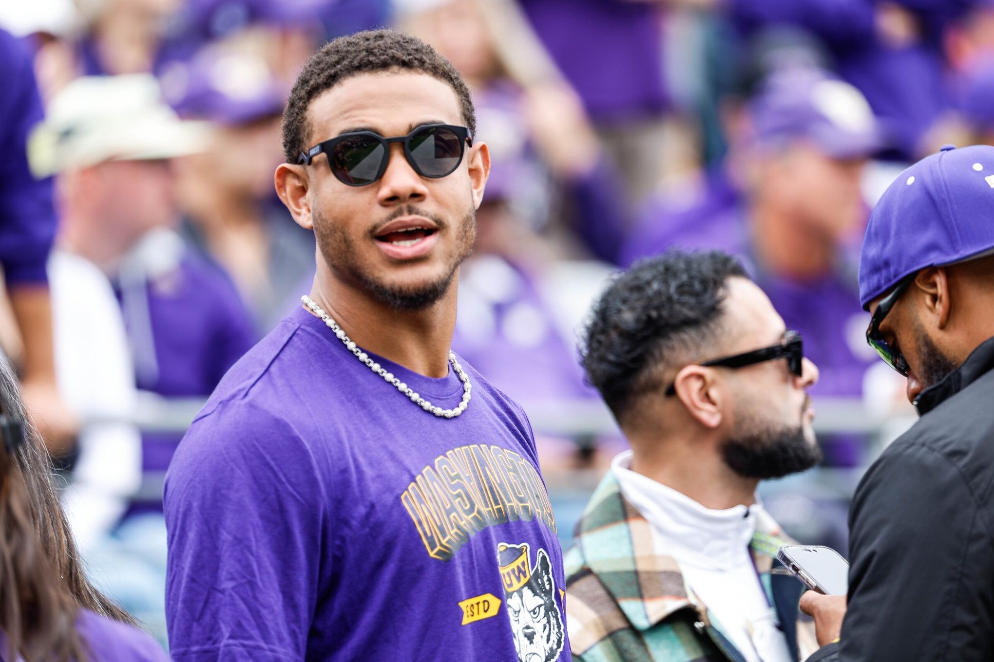 Mariners star Julio Rodriguez honored with custom Huskies jersey before  highly-anticipated Washington vs. Oregon college football game