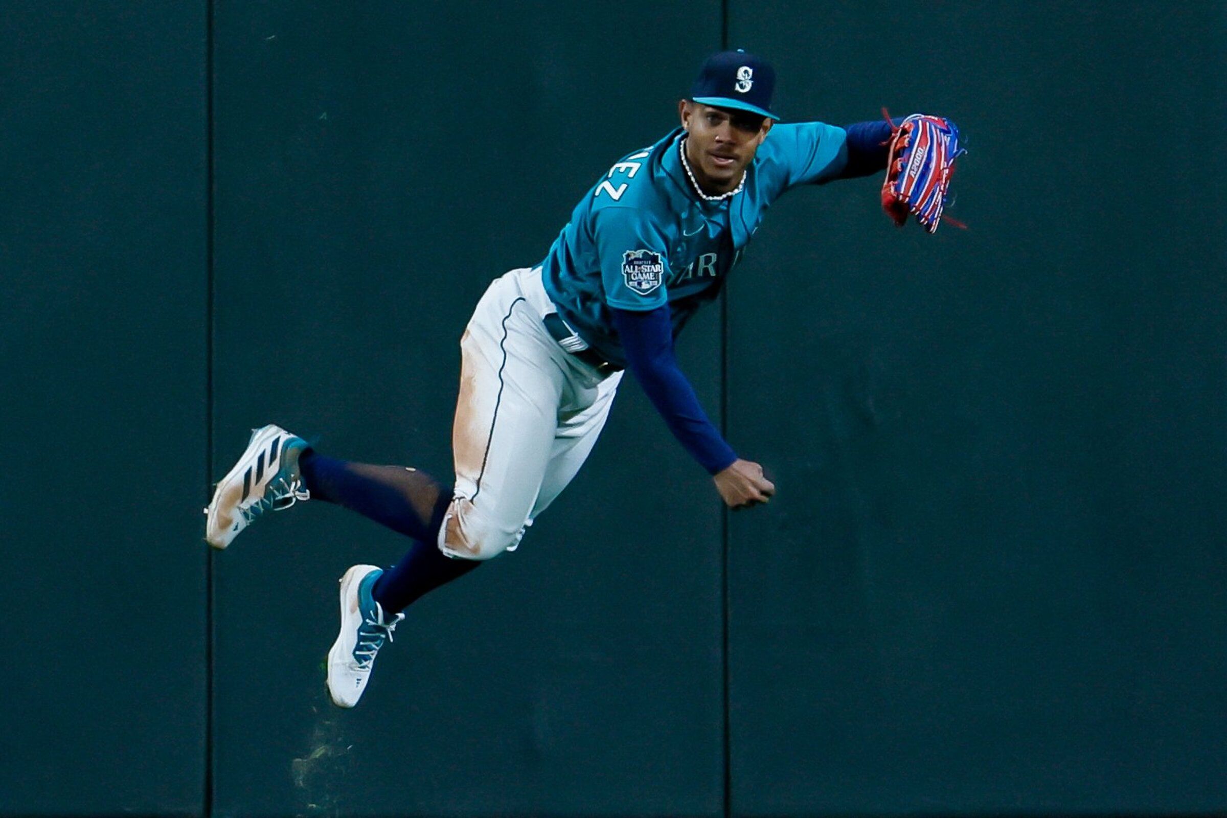 Mariners star Julio Rodriguez named Gold Glove finalist | The