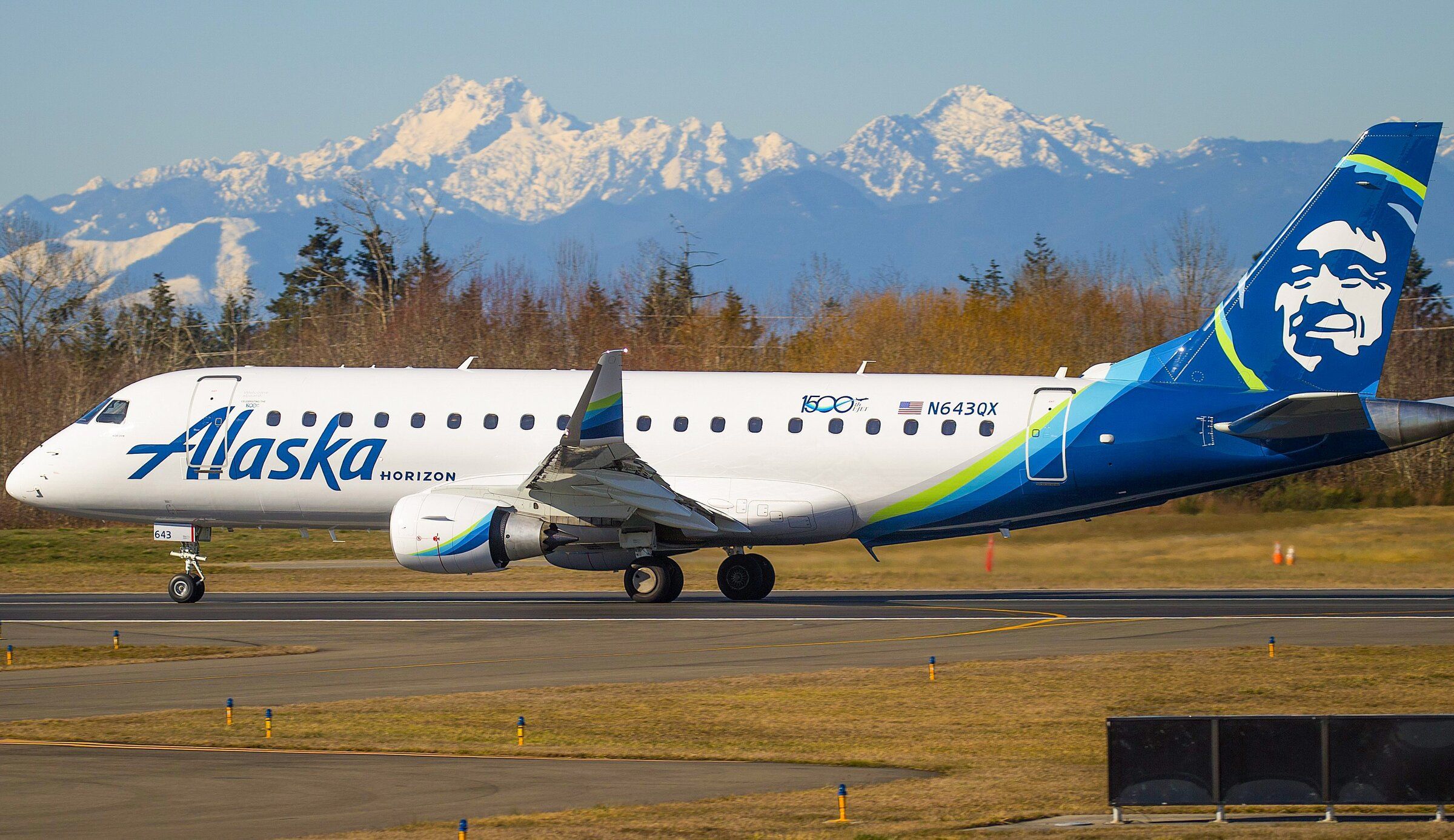 Off-duty Alaska Air pilot tries to shut off engines on Everett