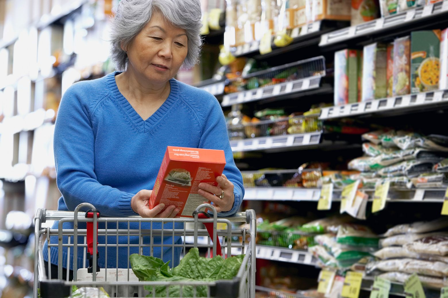 Покупатель произвел. Потребители пищевой продукции. Японский потребитель. Японцы потребители. Покупатель читает этикетку.