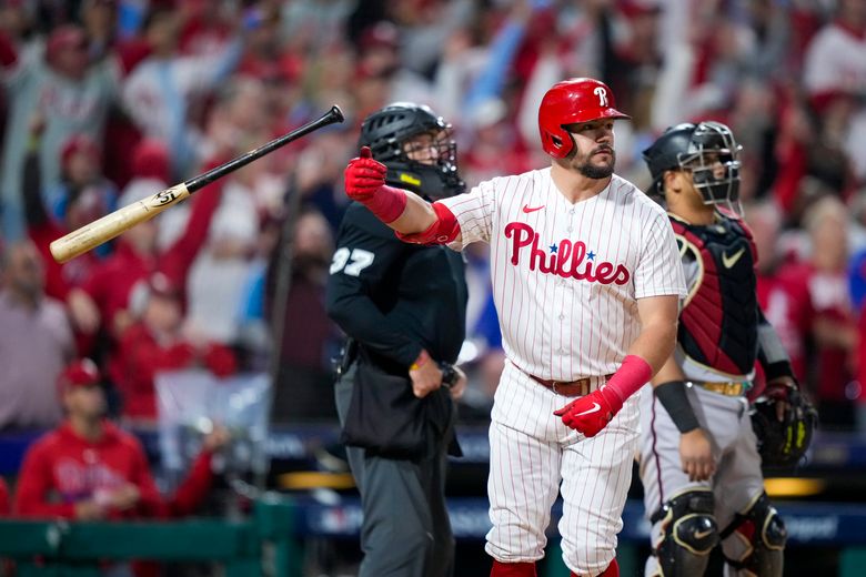 Kyle Schwarber homers twice as Phillies move within two games of a