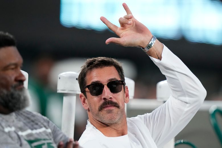 Aaron Rodgers rejoins Jets teammates ahead of Sunday night game vs