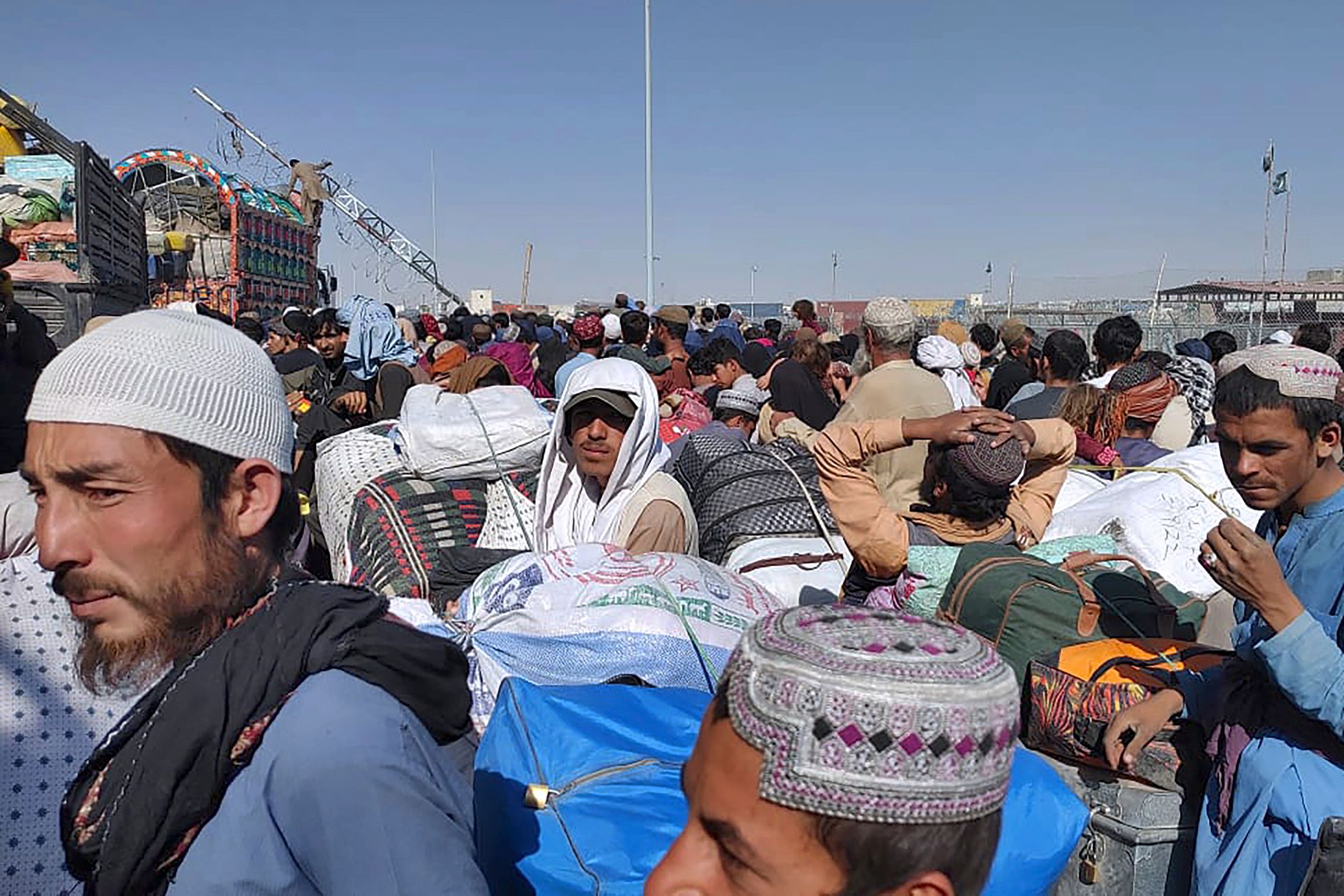 Afghans in droves head to border to leave Pakistan ahead of a