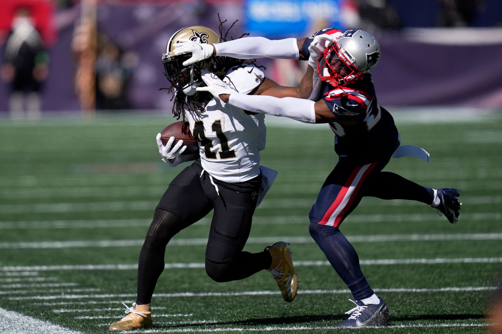 Alvin Kamara ties NFL record with six rushing TDs in a single game