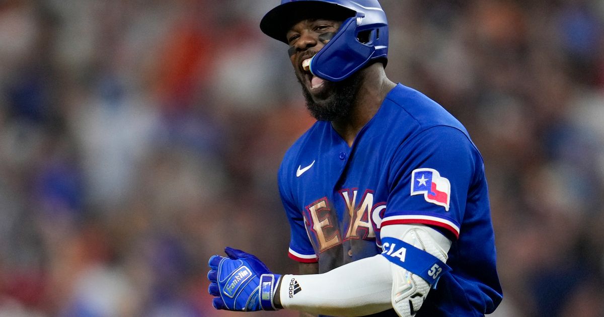 WATCH: Jose Abreu's bat wakes up vs. Rangers with HR blasts