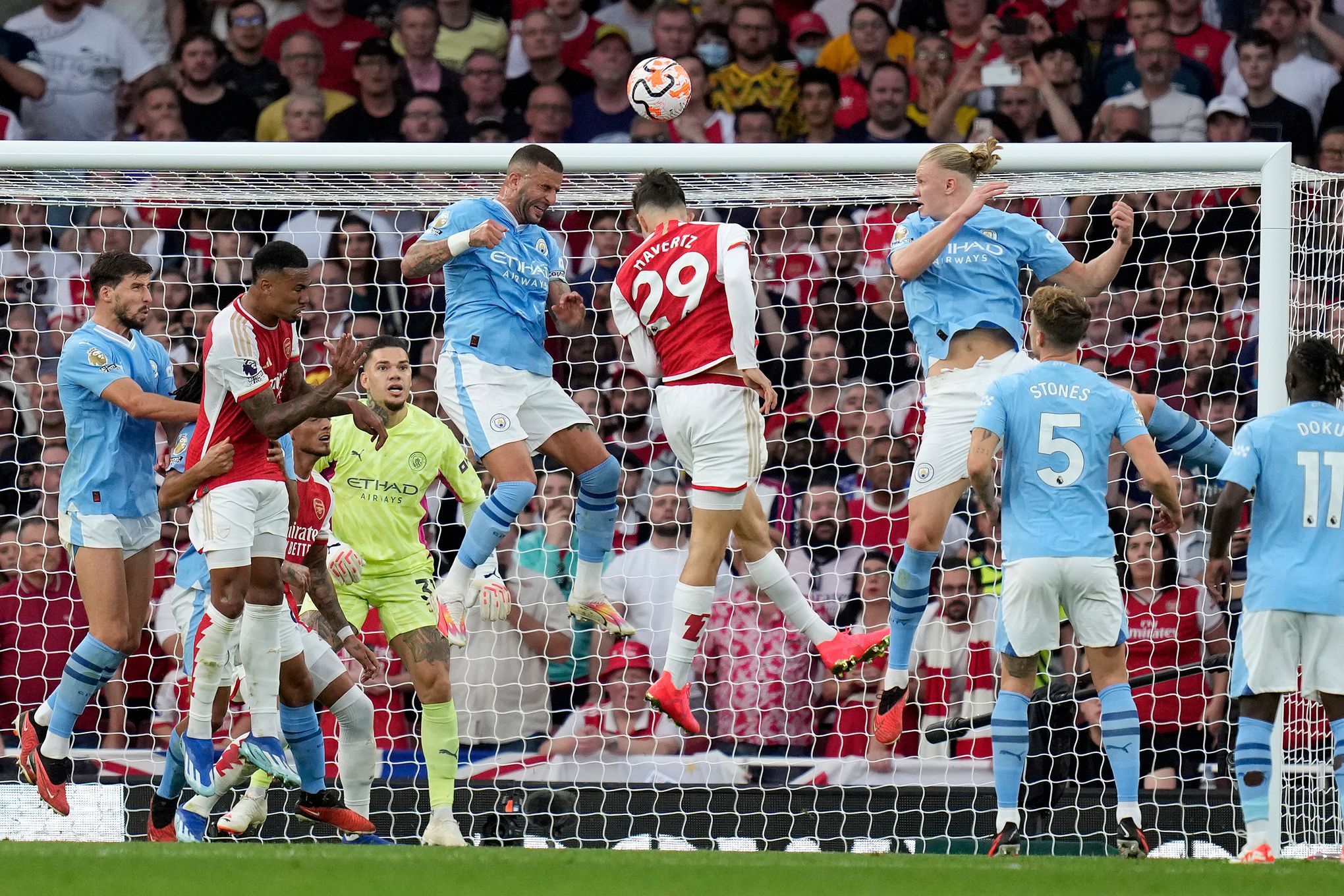 Substitute Martinelli fires Arsenal to late win over Man City