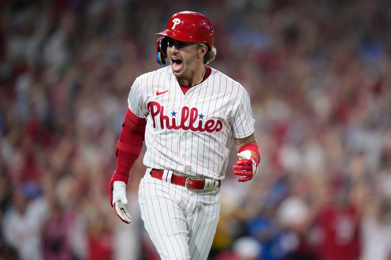 Victorino helps Phillies beat Mariners