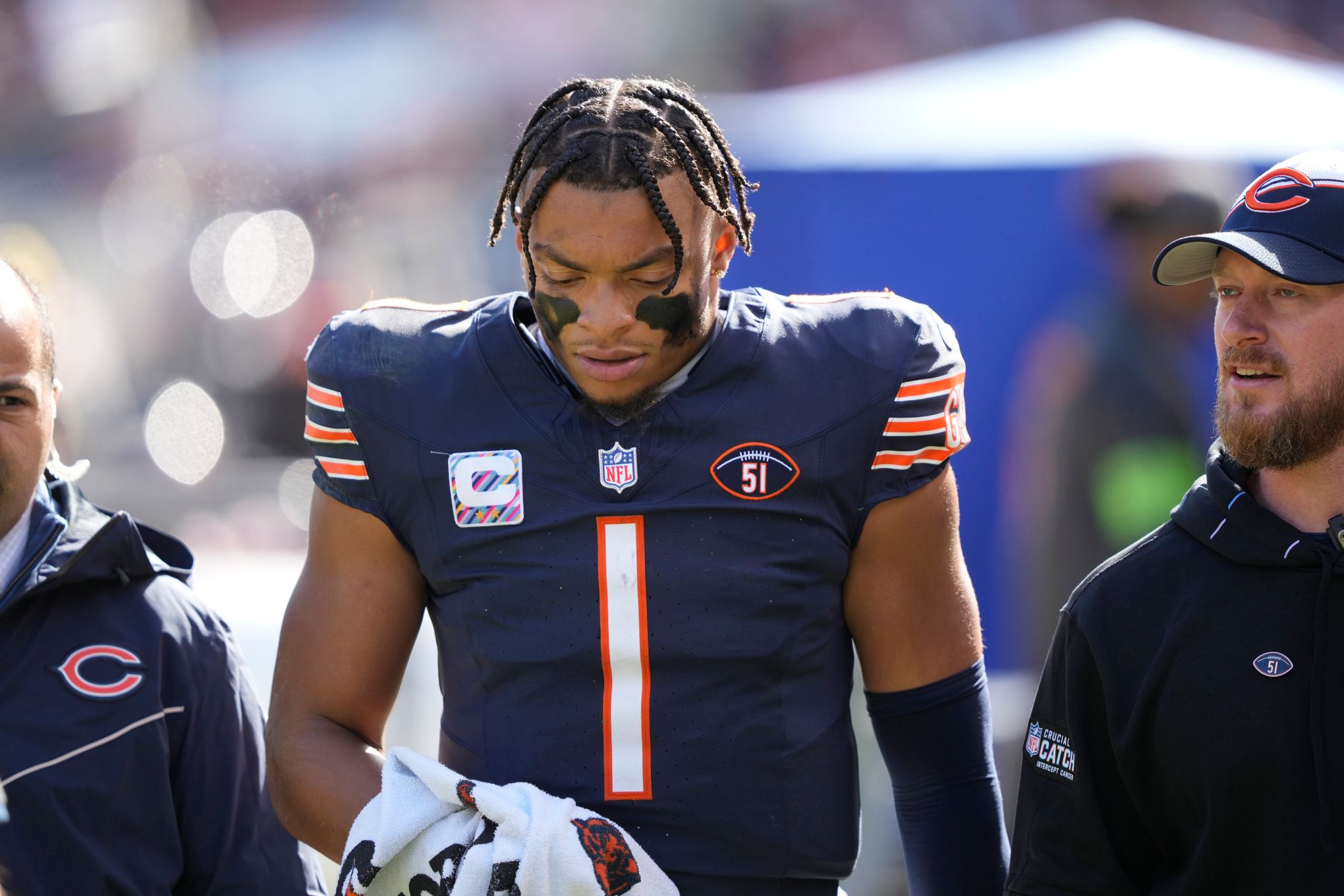 Chicago Bears QB Justin Fields leaves loss to Vikings with right hand  injury | The Seattle Times