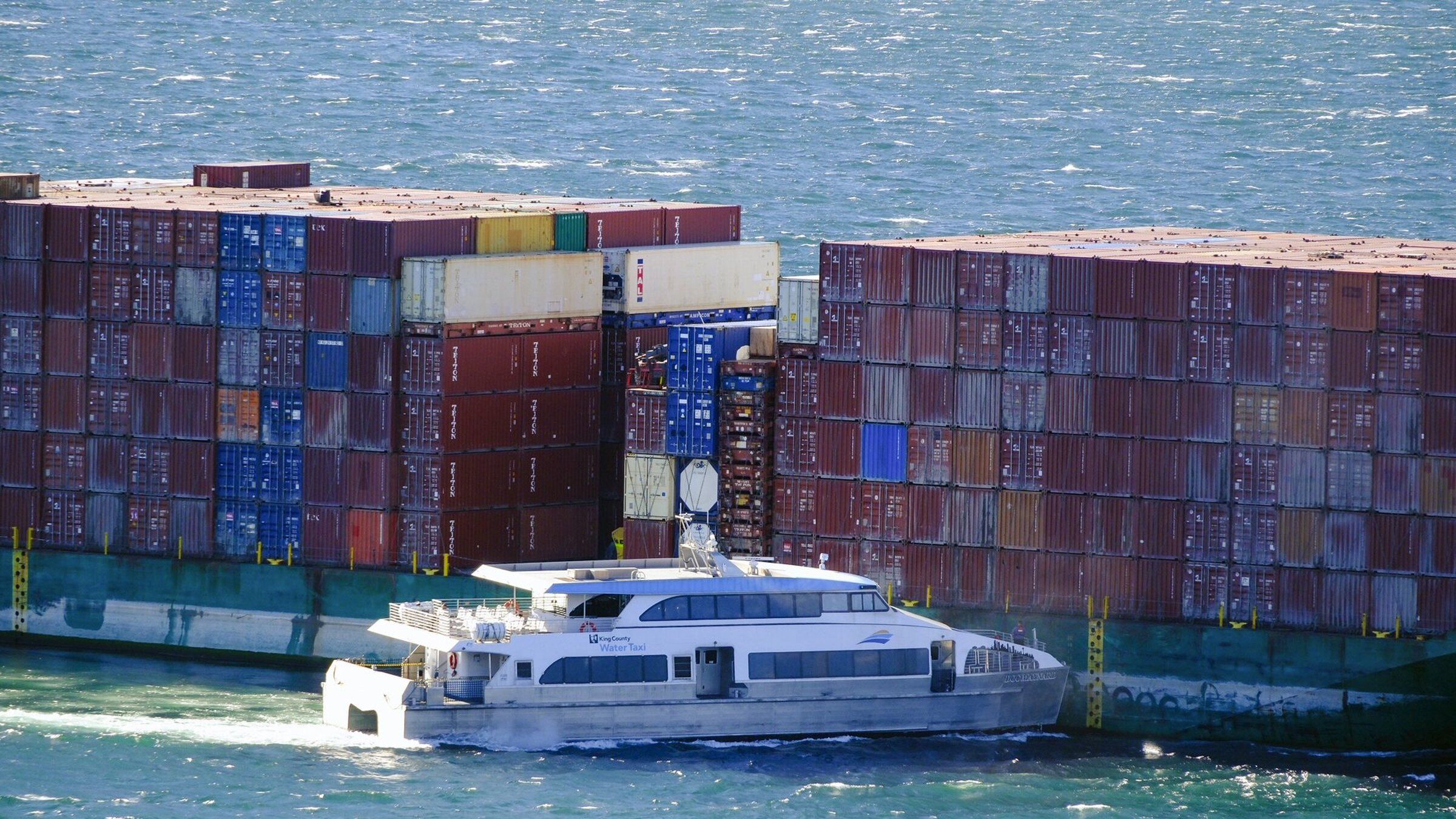 Runaway barge in Seattle s Elliott Bay hits marina The Seattle Times