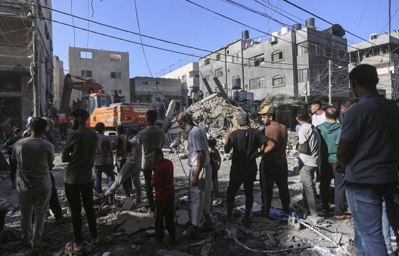People inspect the damage to a house, which was destroyed by Israeli air strikes, in Khan Younis in the southern Gaza Strip, Monday, November 6, 2023. (Yousef Masoud/The New York Times) XNYT0462 XNYT0462