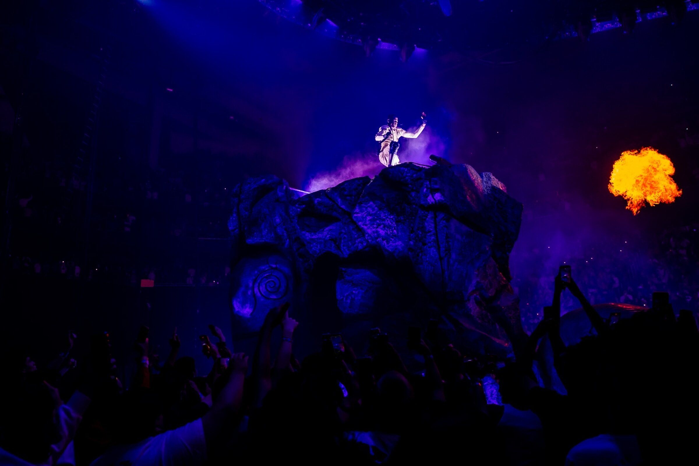 Review: Travis Scott's bass quakes shake rabid Seattle crowd | The