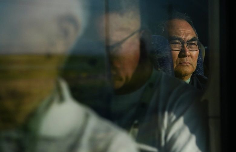 Richard Oba naik bus ke Situs Bersejarah Nasional Minidoka dengan peserta ziarah Minidoka lainnya Sabtu, 8 Juli 2023, dekat Jerome, Idaho. Iterasi sebelumnya dari ziarah Minidoka memiliki opsi untuk bus dari Seattle ke Idaho, menggemakan naik kereta yang diambil banyak orang Amerika Jepang yang diambil dari Pusat Majelis Puyallup ke Minidoka. (Foto AP/Lindsey Wasson) CLI813 CLI813
