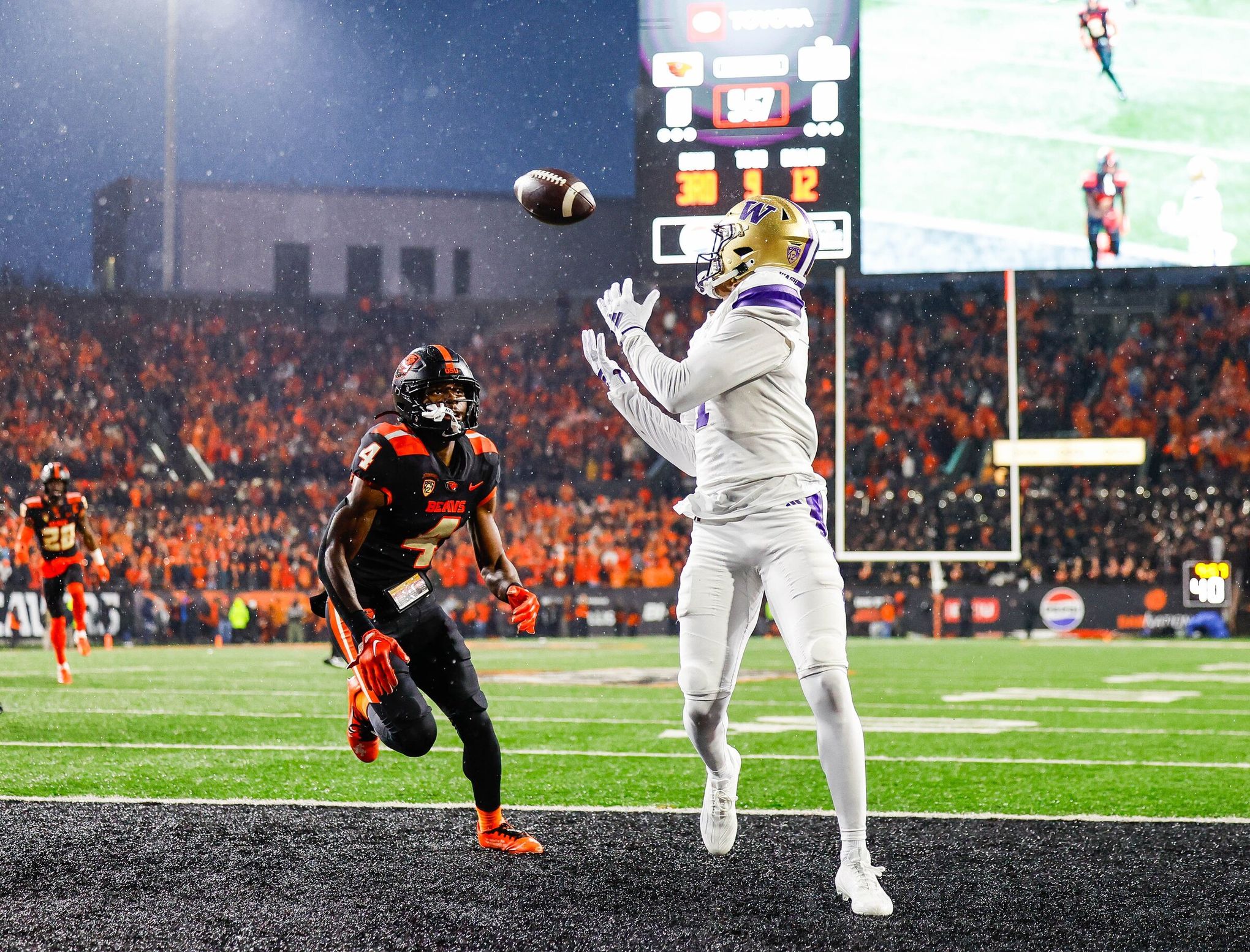 No. 5 Washington clinches Pac-12 championship berth with 22-20 victory over  No. 10 Oregon State