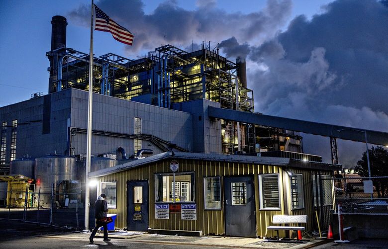 Employees arrive for work in the early morning at the Kemmerer plant. MUST CREDIT: Kim Raff for The Washington Post