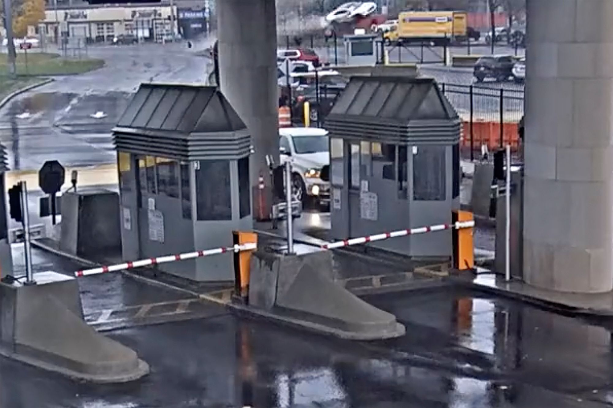 ガラガラガッシャンENNOY Border Fiery crash kills 2 at Niagara Falls' Rainbow border bridge