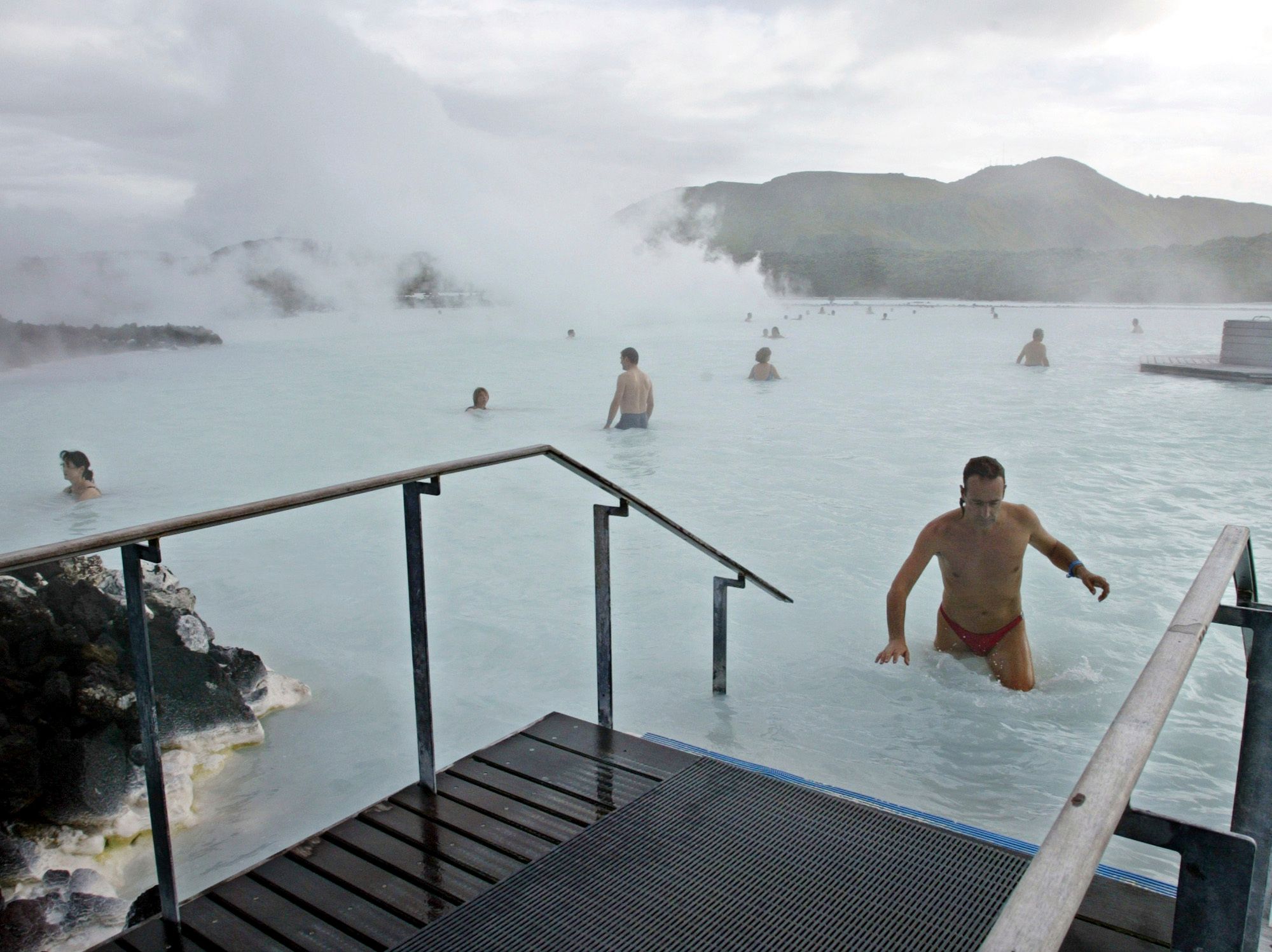 Iceland s Blue Lagoon spa closes temporarily as earthquakes put