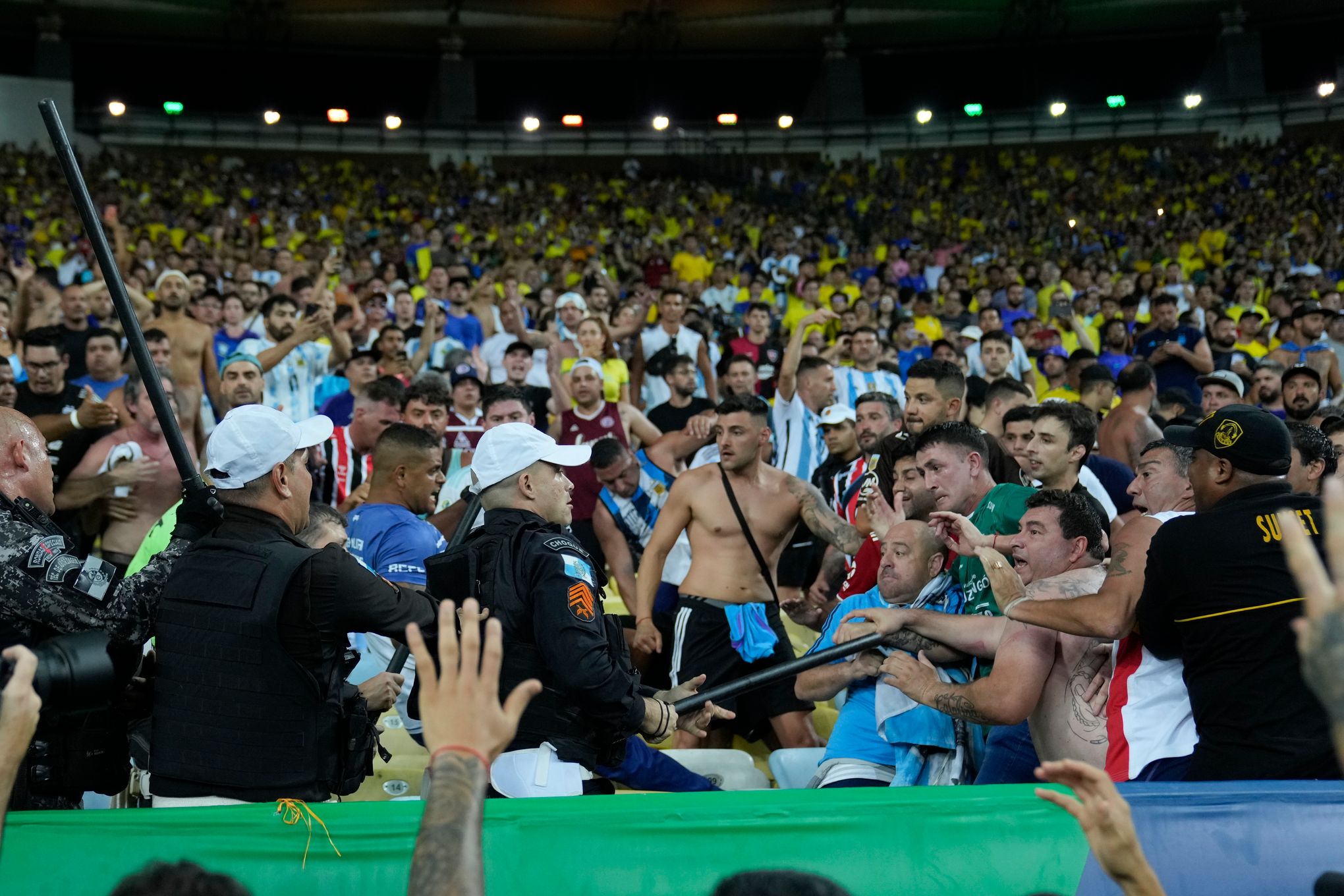 Brazil-Argentina delayed after fight breaks out between fans and police;  Dibu Martinez gets involved 