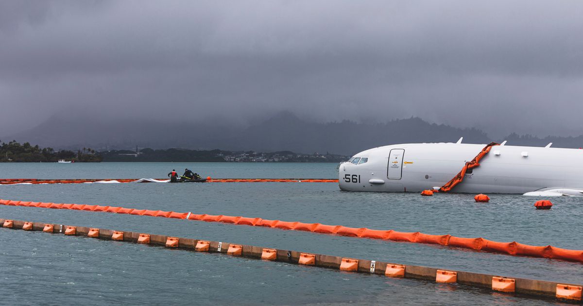 Navy discusses removing plane from Hawaii bay after it overshot runway