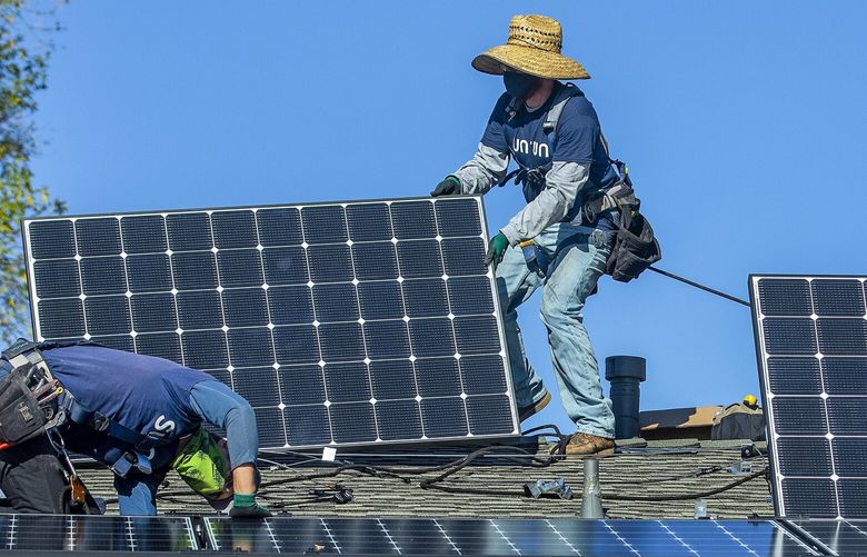 Workers install solar panels on the roof of a home in Granada Hills, California, in January 2020. (Mel Melcon/Los Angeles Times/TNS) 68583538W