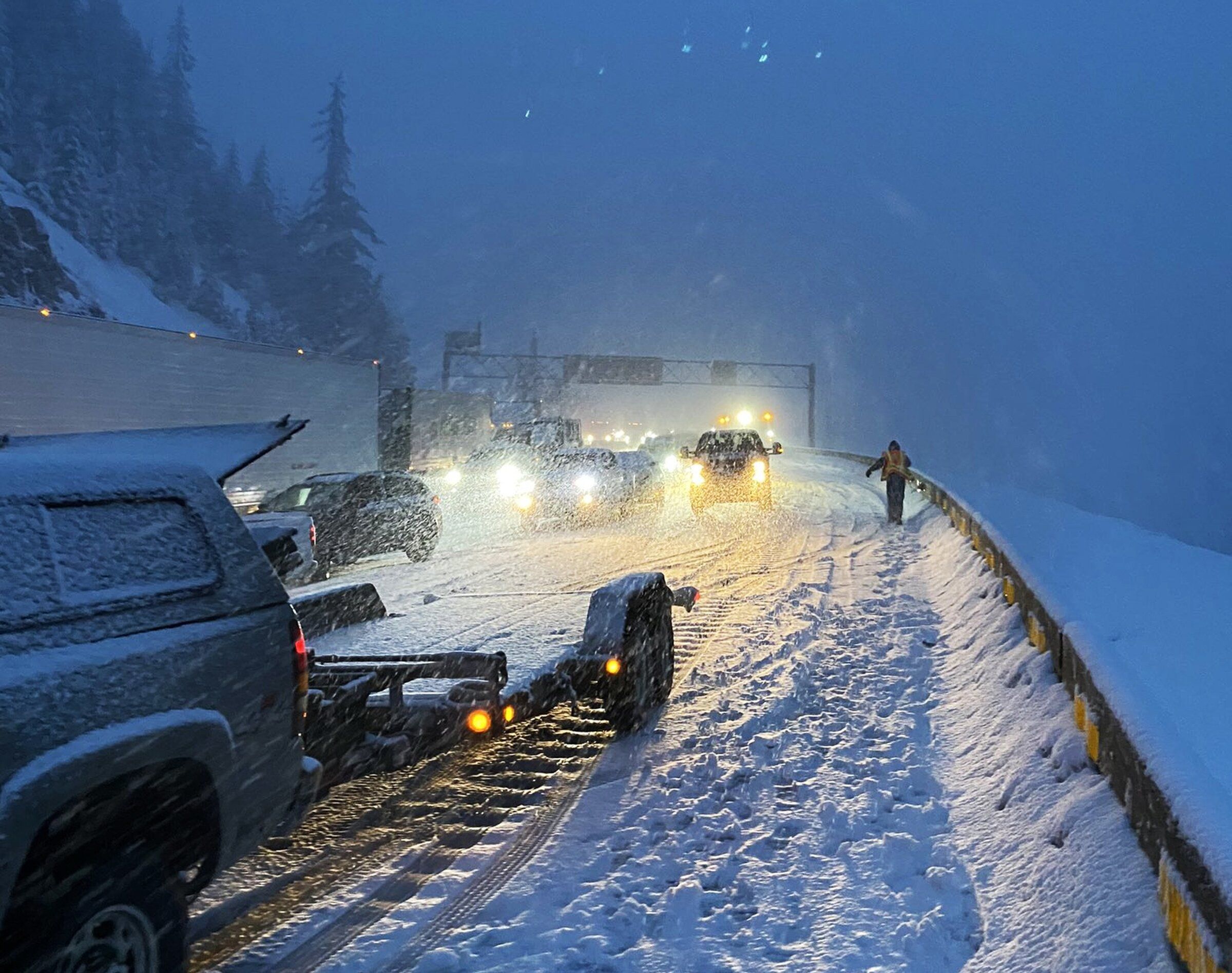 I 90 reopens after spun out vehicles prompt Snoqualmie Pass