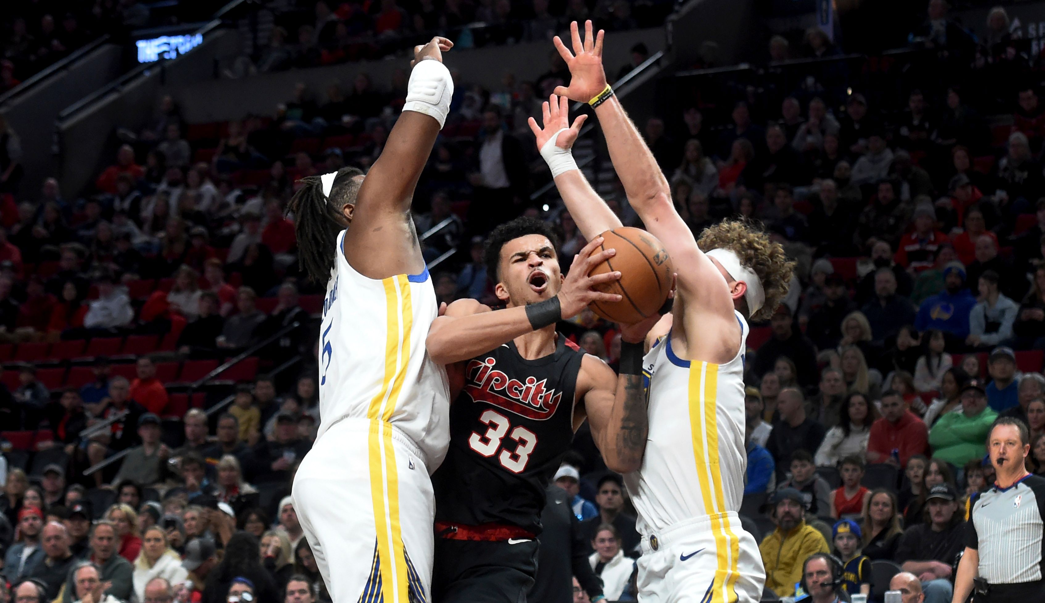 Klay Thompson scores 28 points to help Warriors hold off Trail