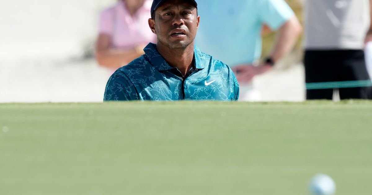 Tiger Woods putts into a bunker and loses ground. Spieth and Scheffler ...