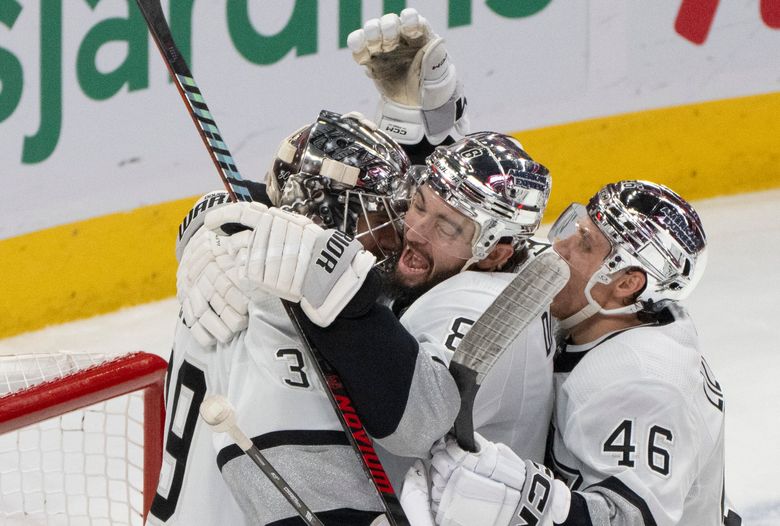 Lightning open NHL season with back-and-forth win over Preds