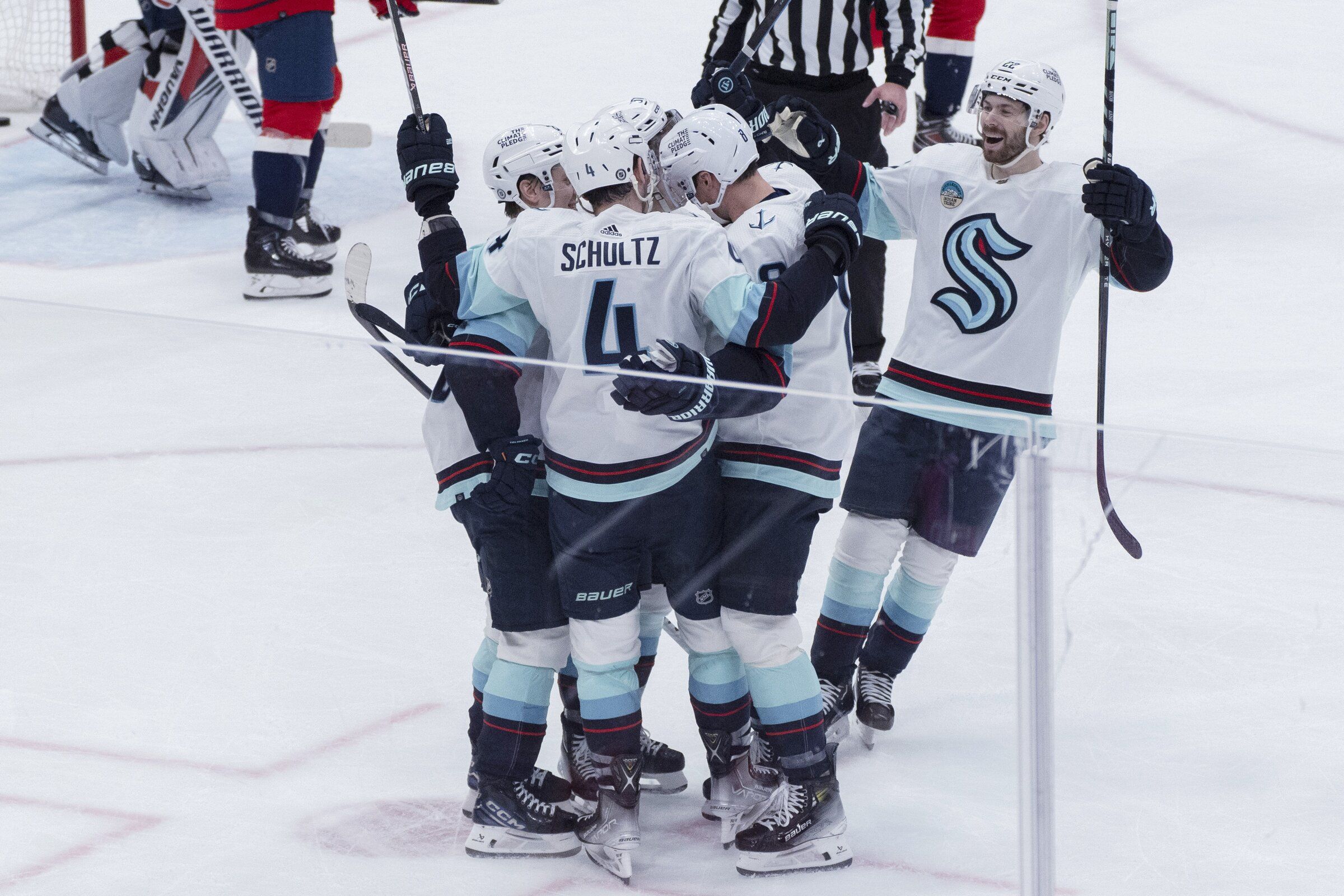 Joey Daccord's scorpion save helps Kraken tie club's longest win