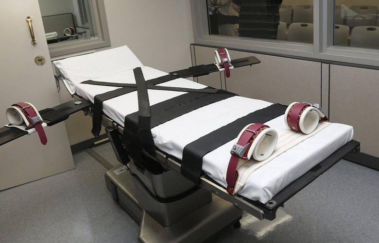 FILE – This Oct. 9, 2014, file photo shows the gurney in the the execution chamber at the Oklahoma State Penitentiary in McAlester, Okla. An execution scheduled Thursday, Jan. 24, 2024 in Alabama would be the first in the nation in which an inmate is put to death using nitrogen gas. It follows a long history of problems with lethal injection since Texas first used the method in 1982. Numerous other states that use lethal injection have encountered various problems. These include difficulty finding usable veins, needles becoming disengaged or problems obtaining or using the lethal chemicals. Alabama, Oklahoma and Mississippi all have authorized the untested use of nitrogen gas to execute prisoners, although none has actually used it. (AP Photo/Sue Ogrocki, File) NYPS213 NYPS213