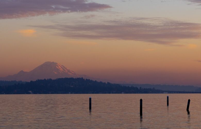 Mt. Rainier Tuesday, Nov. 28, 2023, from Madison Beach Park in Seattle.

LO